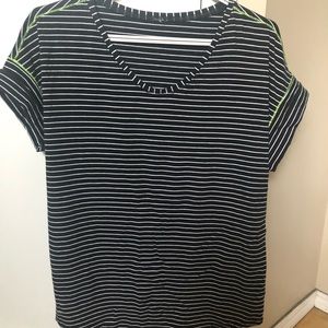 Lululemon shirt Fits size 6 and 8 (medium).